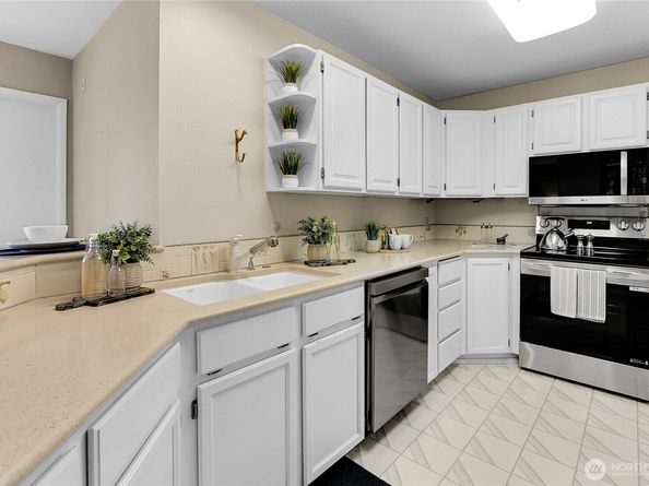 2040 13th Avenue W 13, Seattle WA 98119