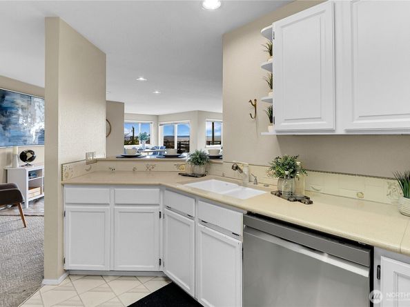 2040 13th Avenue W 13, Seattle WA 98119