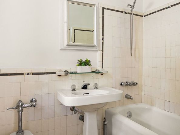 33-51 80th Street 22, Queens NY 11372