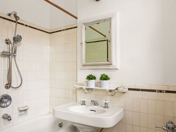 33-51 80th Street 22, Queens NY 11372