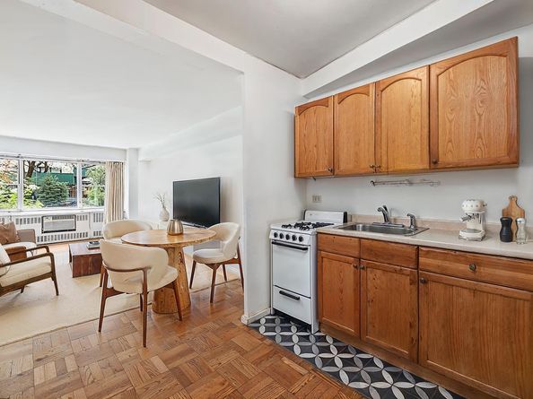 333 East 46th Street 1D, New York NY 10017