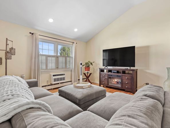 47 Valley Road B3, Greenwich CT 06807