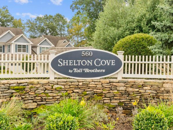 560 River Road APT 1, Shelton CT 06484