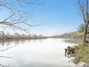560 River Road APT 1, Shelton CT 06484