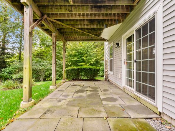 560 River Road APT 1, Shelton CT 06484