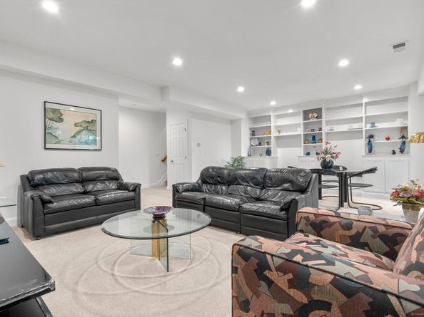 560 River Road APT 1, Shelton CT 06484