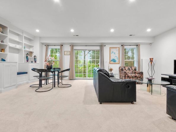 560 River Road APT 1, Shelton CT 06484