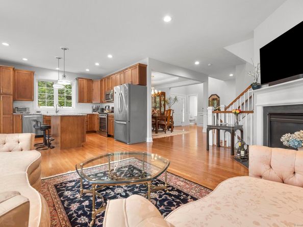 560 River Road APT 1, Shelton CT 06484