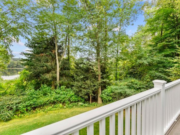 560 River Road APT 1, Shelton CT 06484
