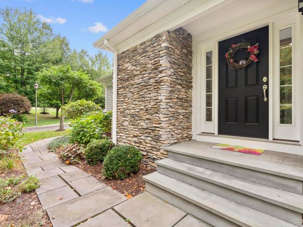 560 River Road APT 1, Shelton CT 06484