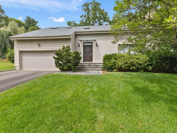 86 Coachlamp Lane, Stamford CT 06902