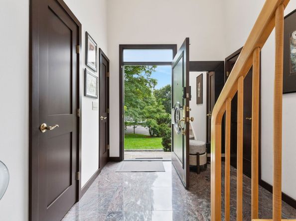 86 Coachlamp Lane, Stamford CT 06902