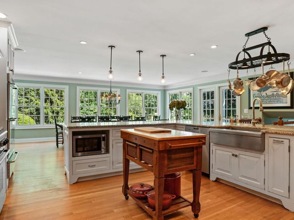 152 Long Lots Road, New Canaan CT 06840