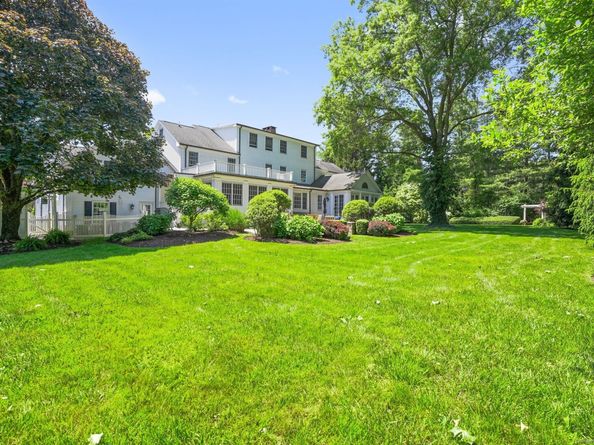 152 Long Lots Road, New Canaan CT 06840