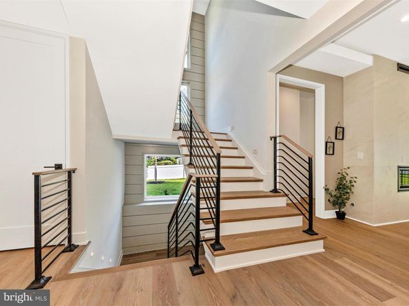1009 Hillcrest Drive SW, Vienna VA 22180
