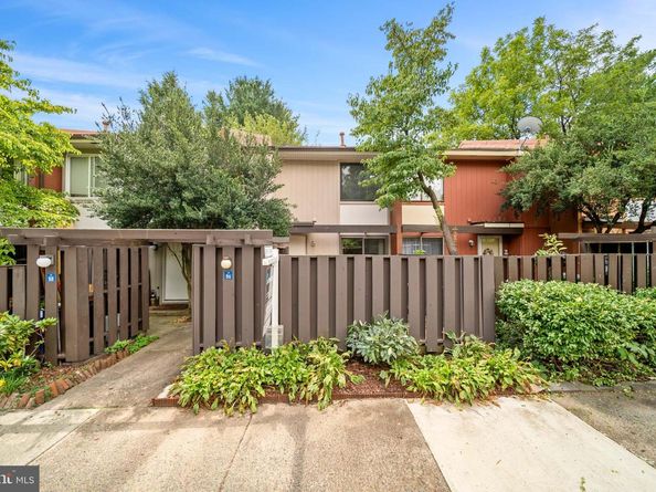 1386 Northgate Square, Reston VA 20190