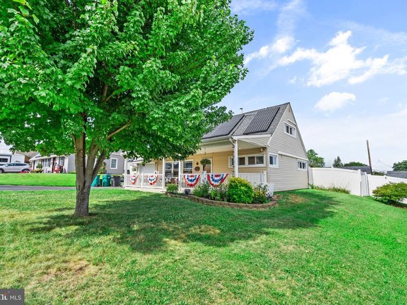 16 Canoebirch Road, Levittown PA 19057