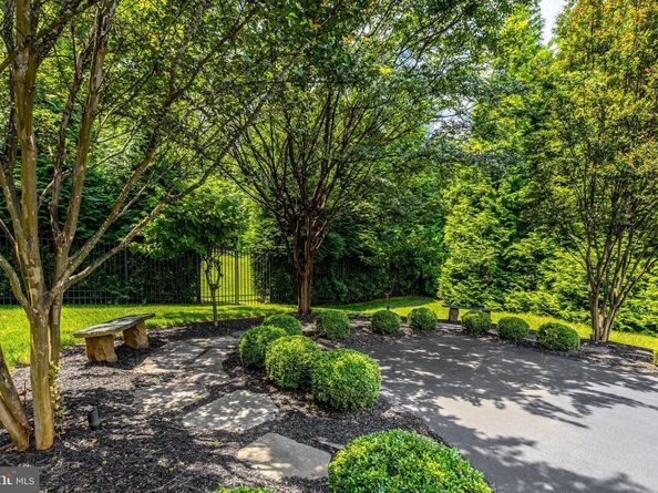 1678 Hunting Crest Way, Vienna VA 22182
