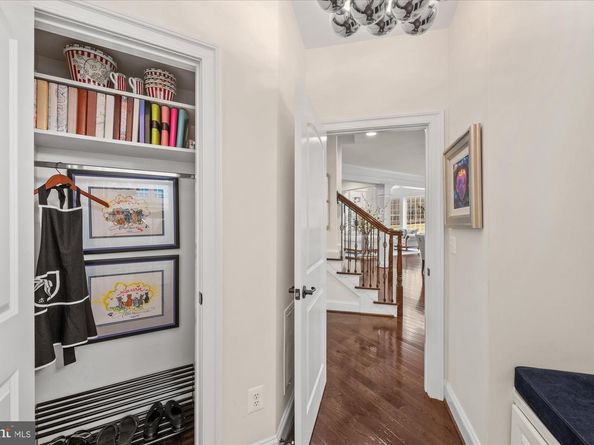 1678 Hunting Crest Way, Vienna VA 22182