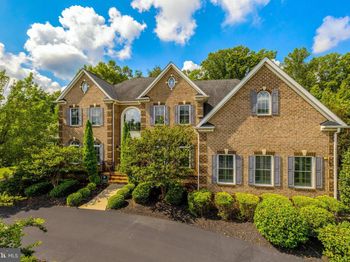 1678 Hunting Crest Way