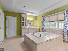 288 Jane Chapman Drive E E, Newtown PA 18940