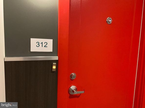 989 S Buchanan Street 312, Arlington VA 22204