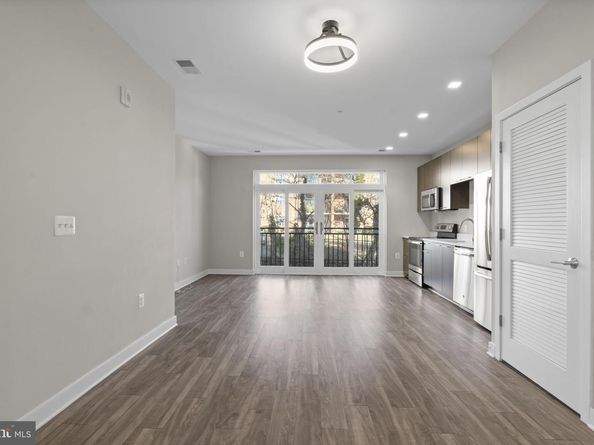 989 S Buchanan Street 312, Arlington VA 22204