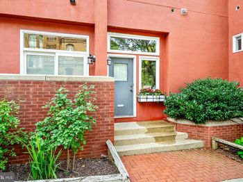 2137 Green Street