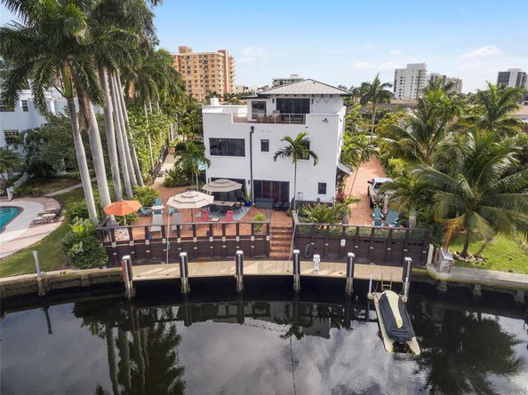 1121 Bel Air Dr, Highland Beach FL 33487