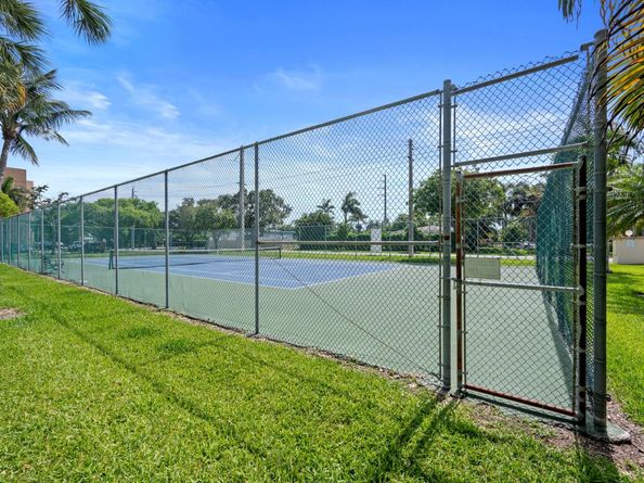 1301 NE 7th St 113, Hallandale Beach FL 33009
