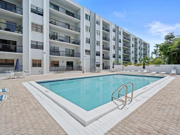 1301 NE 7th St 113, Hallandale Beach FL 33009