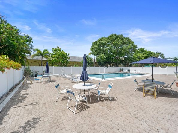 1301 NE 7th St 113, Hallandale Beach FL 33009
