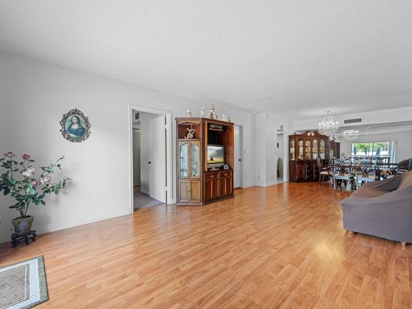 1301 NE 7th St 113, Hallandale Beach FL 33009