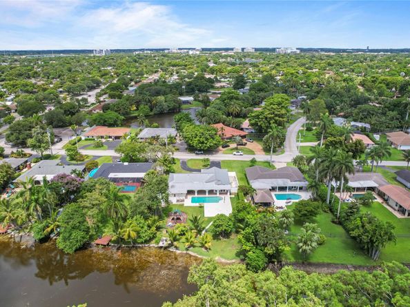 1120 E Tropical Way, Plantation FL 33317