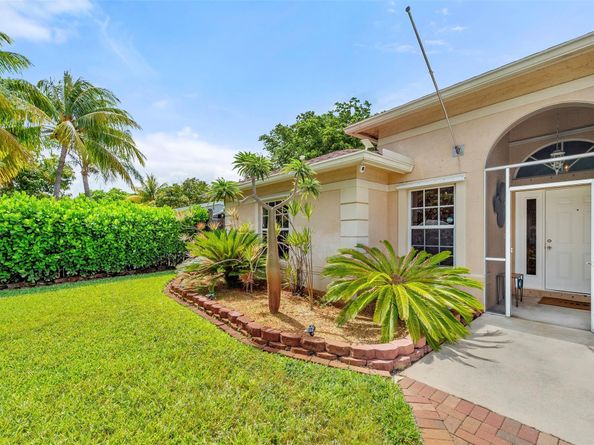 1383 NE 27th St, Pompano Beach FL 33064