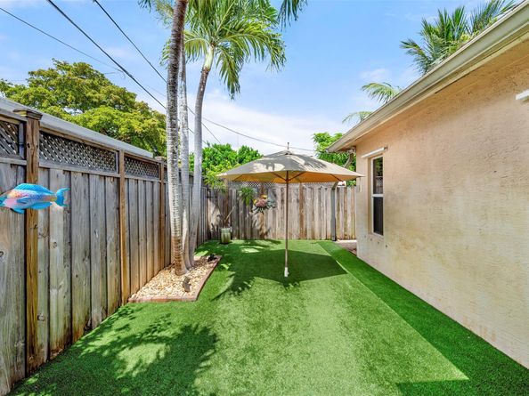 1383 NE 27th St, Pompano Beach FL 33064