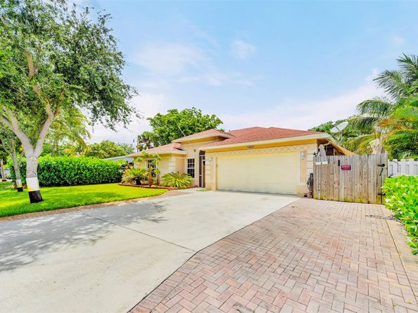 1383 NE 27th St, Pompano Beach FL 33064