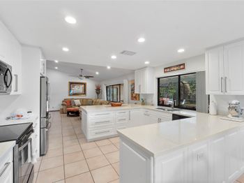 11217 NW 10TH Manor