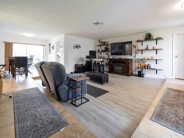 9081 NW 21st Mnr, Sunrise FL 33322