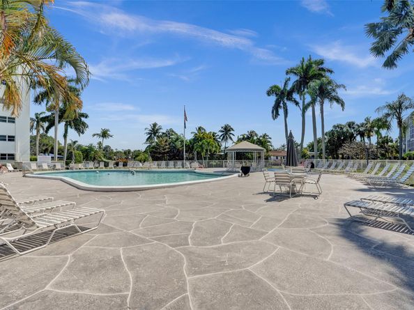 2990 NE 16th Ave 201, Oakland Park FL 33334