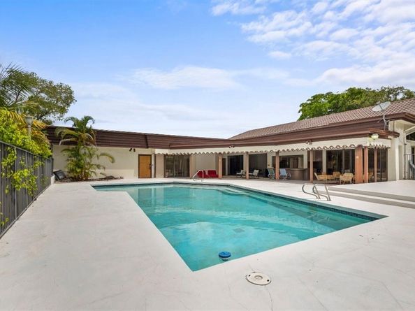 5304 Woodlands Blvd, Fort Lauderdale FL 33319