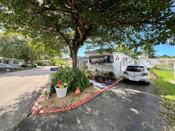 8725 SW 16th Ct, Davie FL 33324