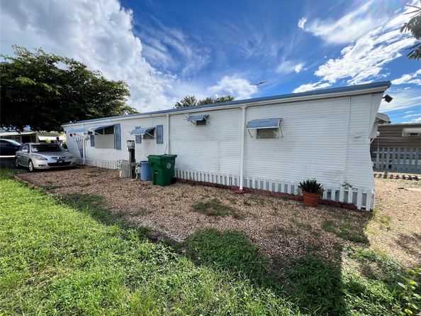 8725 SW 16th Ct, Davie FL 33324