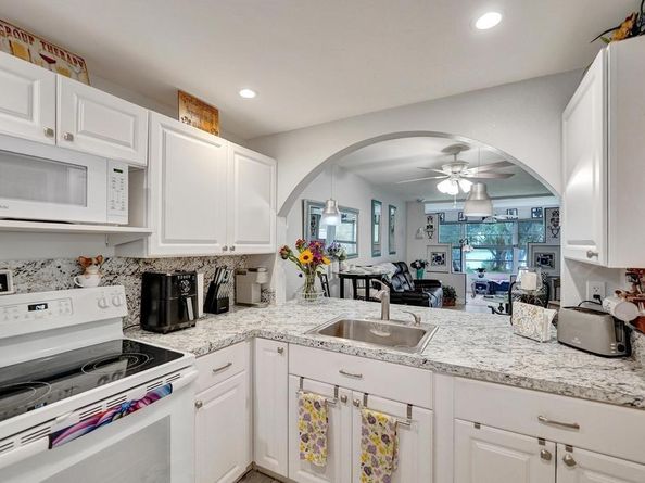 9480 Poinciana Pl 201, Davie FL 33324
