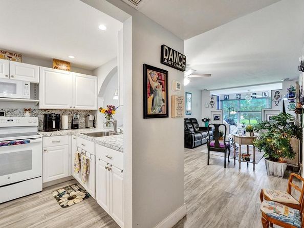 9480 Poinciana Pl 201, Davie FL 33324
