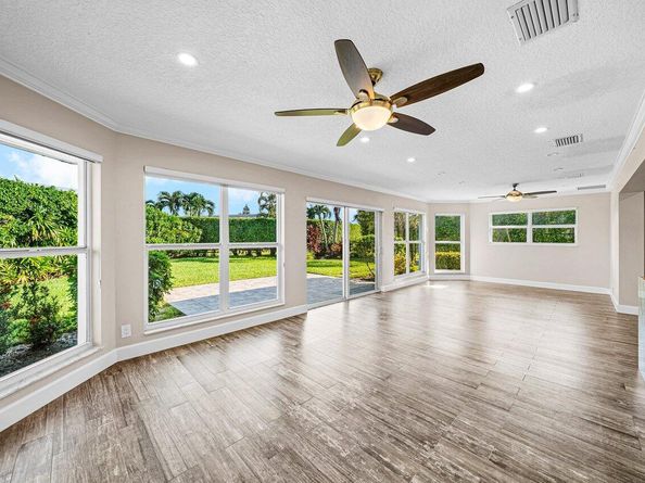 401 French Royale Circle, Atlantis FL 33462