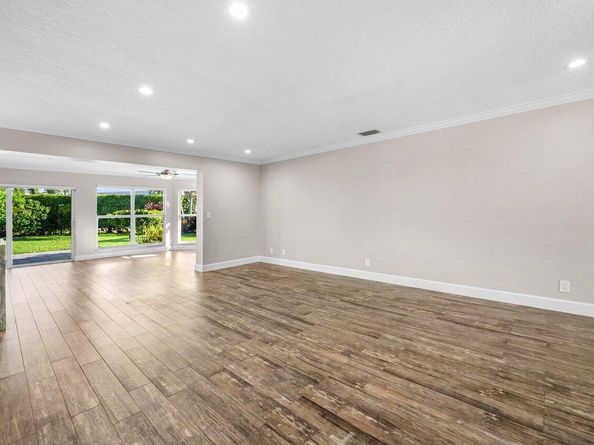 401 French Royale Circle, Atlantis FL 33462