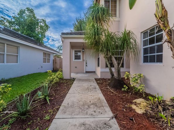 9358 Arborwood Cir, Davie FL 33328