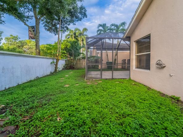 9358 Arborwood Cir, Davie FL 33328