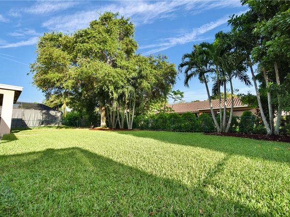 9226 NW 44th Ct, Coral Springs FL 33065